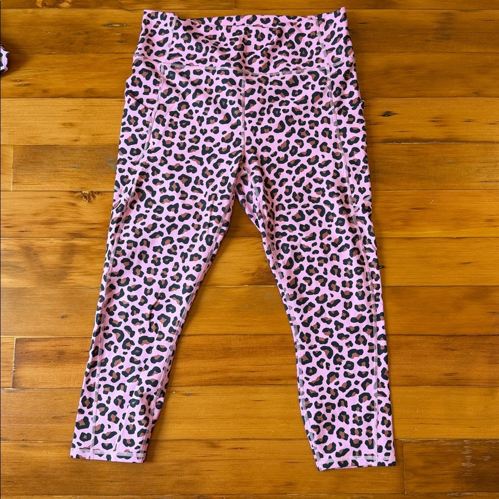 ⬇️ Fabletics Pink Leopard Sports Bra & Crop Leggings Set Size XL - Picture 7 of 8